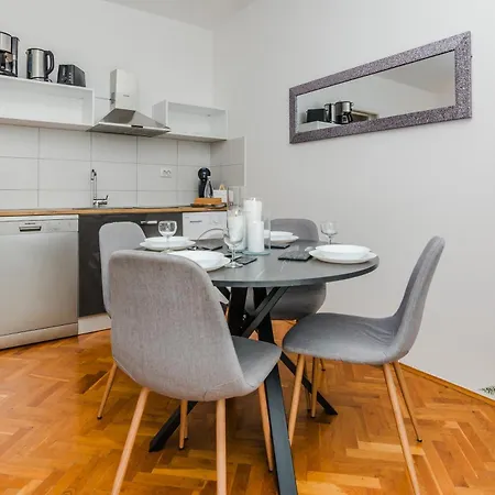 Royal Choice With Pool Apartmán