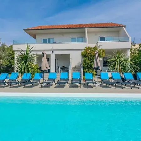 Royal Choice With Pool Апартаменты Задар